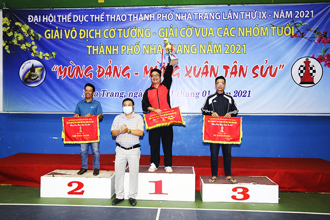 Ban tổ chức trao cờ toàn đoàn môn cờ vua cho các đơn vị đoạt giải.  