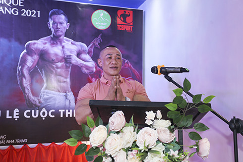 Nguyen Viet Phu, a national bodybuilder and organizing committee member, announcing competition regulations