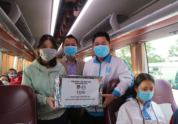 Dịp này, Tỉnh đoàn, Hội Sinh viên Việt Nam tỉnh tặng quà cho sinh viên trên các chuyến xe. 