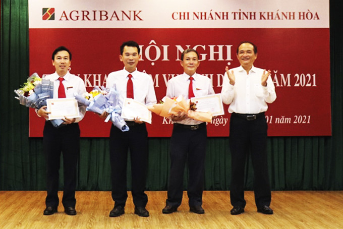 Ông Nguyễn Xuân Huy - Giám đốc Agribank Khánh Hòa trao thưởng cho các tập thể hoàn thành xuất sắc nhiệm vụ năm 2020.