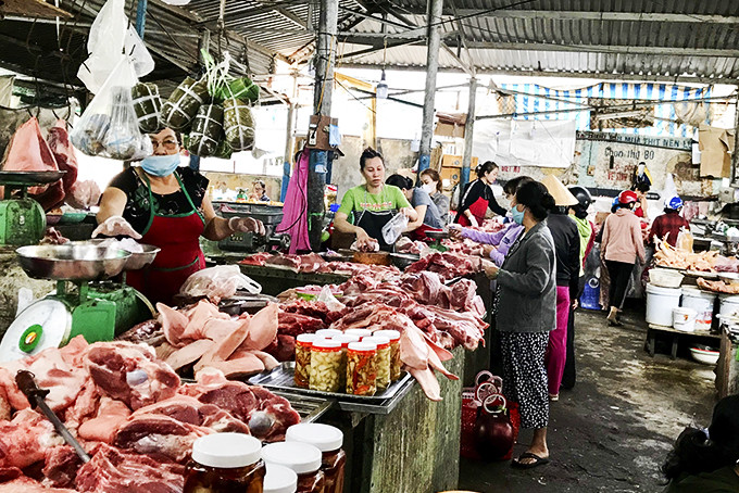 Thịt heo bày bán tại chợ Phương Sơn khá dồi dào.