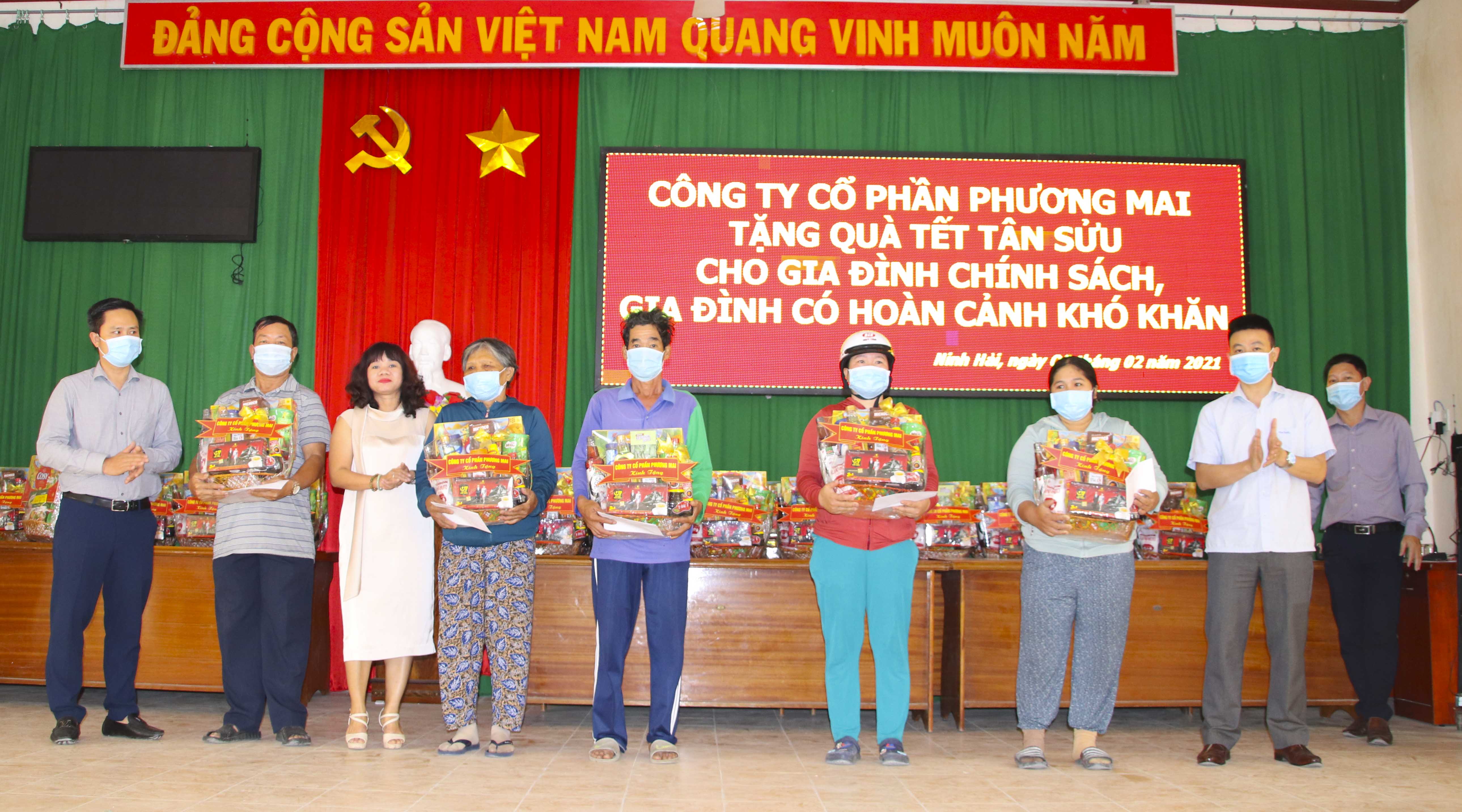 Đại diện công ty trao quà cho các gia đình chính sách và gia đình khó khăn.