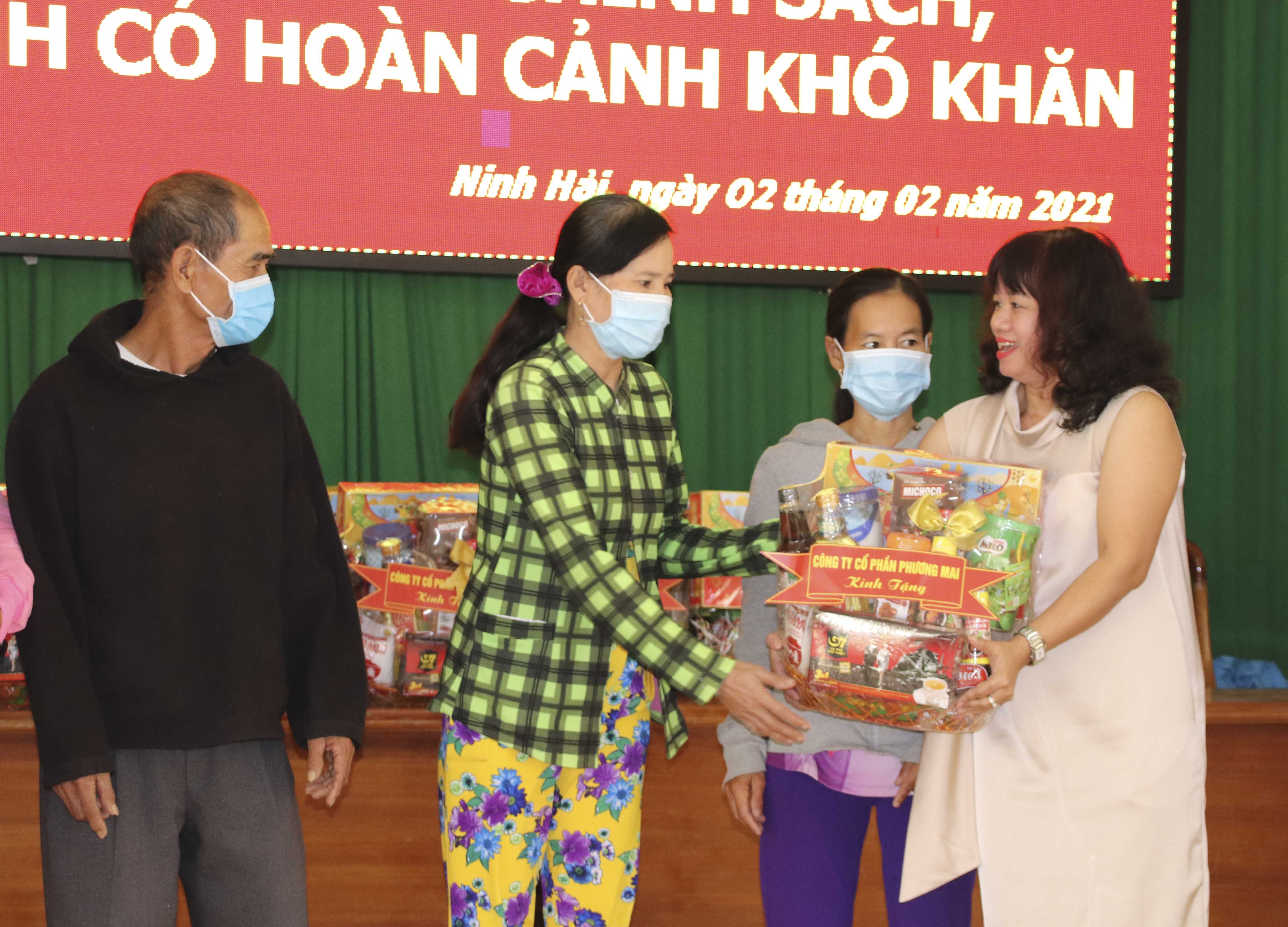 Thăm và tặng quà tết cho đối tượng bị nhiễm chất độc da cam.