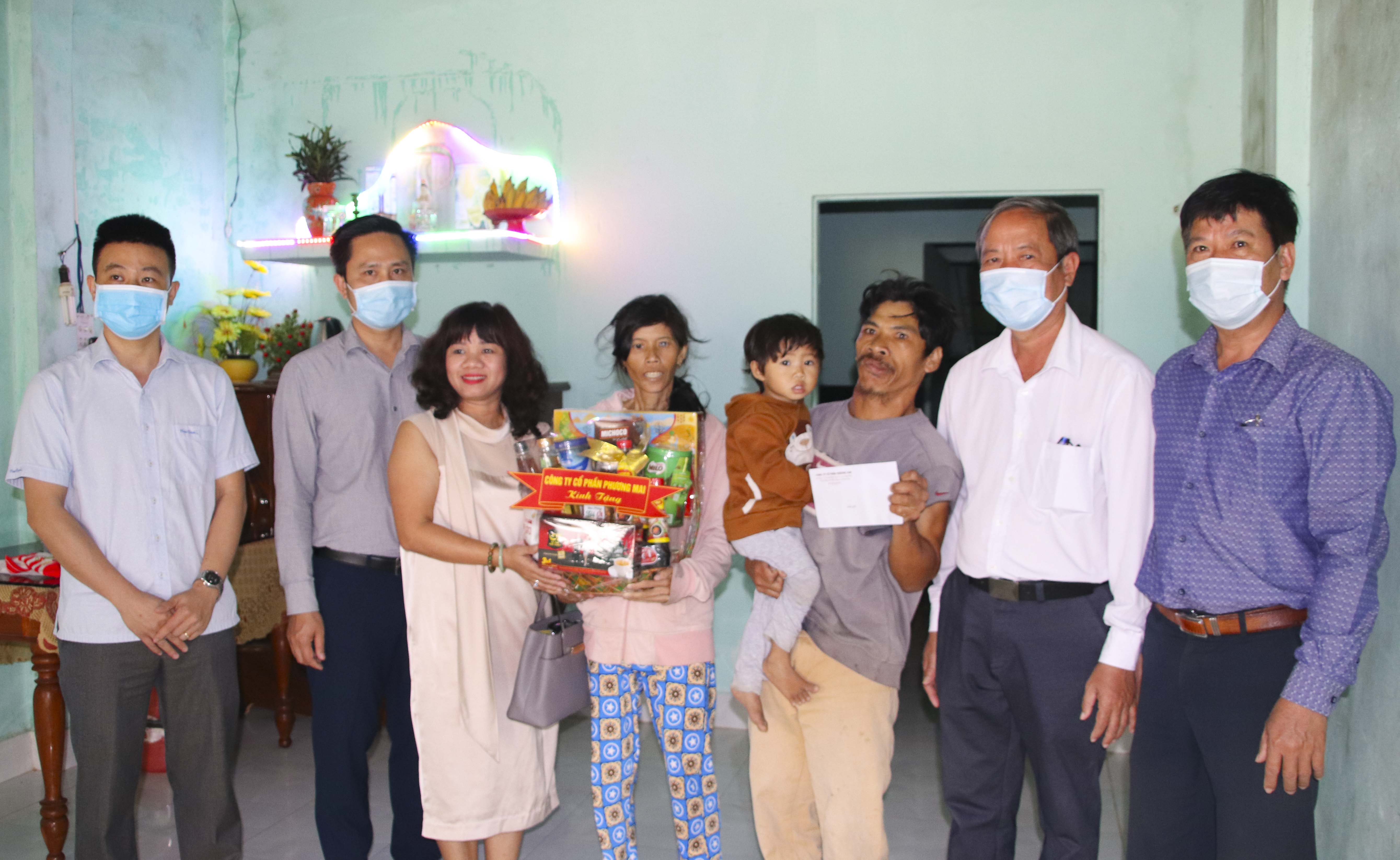 Lãnh đạo công ty thăm và tặng quà cho gia đình có người tàn tật.