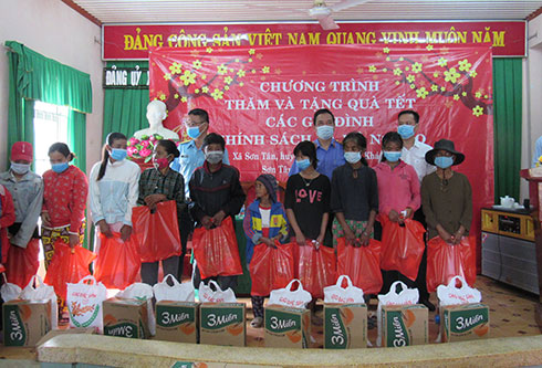 Tặng quà Tết cho gia đình chính sách, hộ nghèo xã Sơn Tân