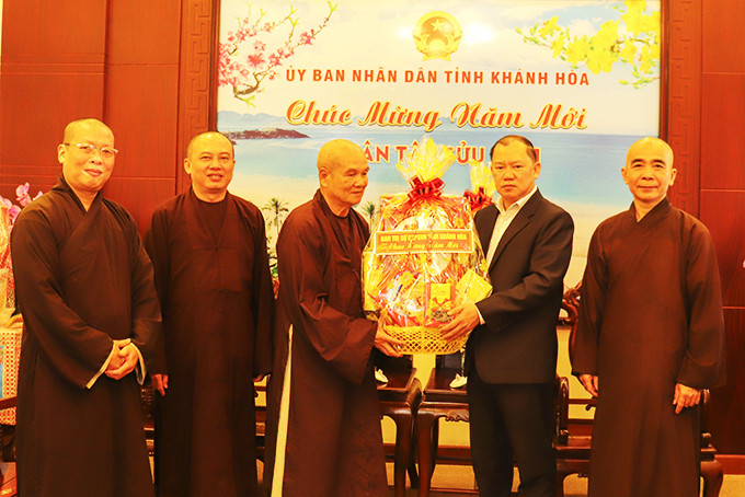 Đại diện Ban Trị sự Giáo hội Phật giáo Việt Nam tỉnh  tặng quà cho lãnh đạo tỉnh.