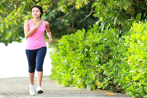 Hãy cố gắng đi bộ nhất 150 phút cường độ trung bình mỗi tuần.  ẢNH: SHUTTERSTOCK
