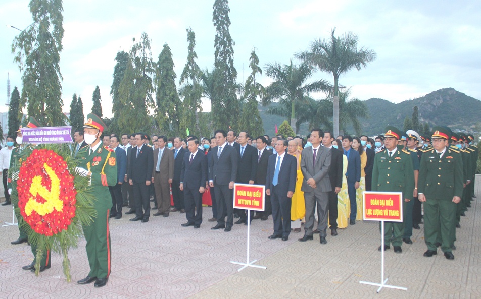  Đoàn đại biểu Ban Chấp hành Đảng bộ tỉnh do ông Nguyễn Khắc Đình dẫn đầu viếng và đặt vòng hoa tại Nghĩa trang liệt sĩ Hòn Dung.