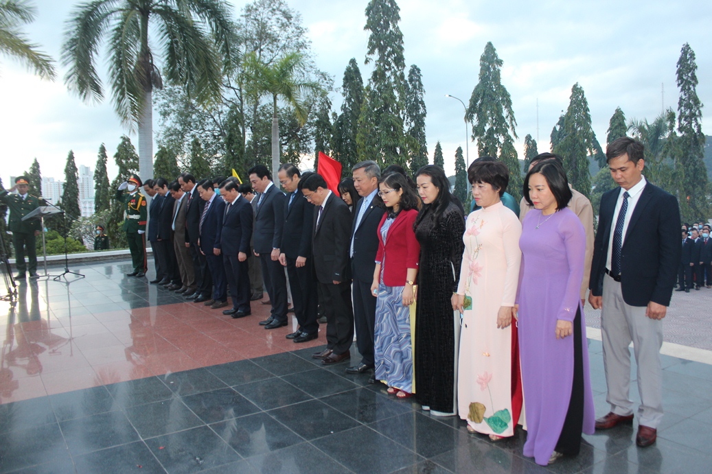 Các đại biểu dành 1 phút mặc niệm trước anh linh các anh hùng liệt sĩ.