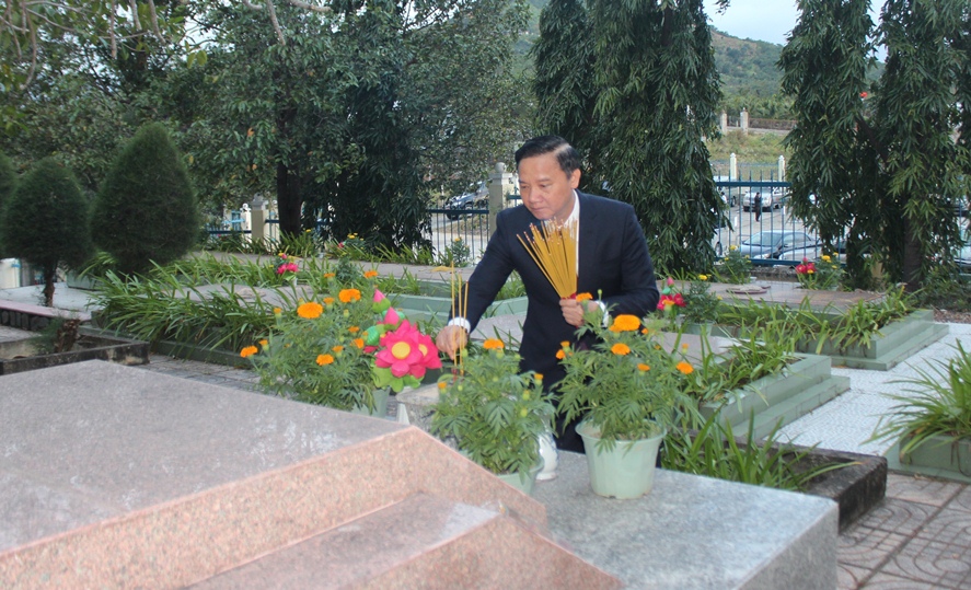 Ông Nguyễn Khắc Định thắp hương tại các phần mộ liệt sĩ.