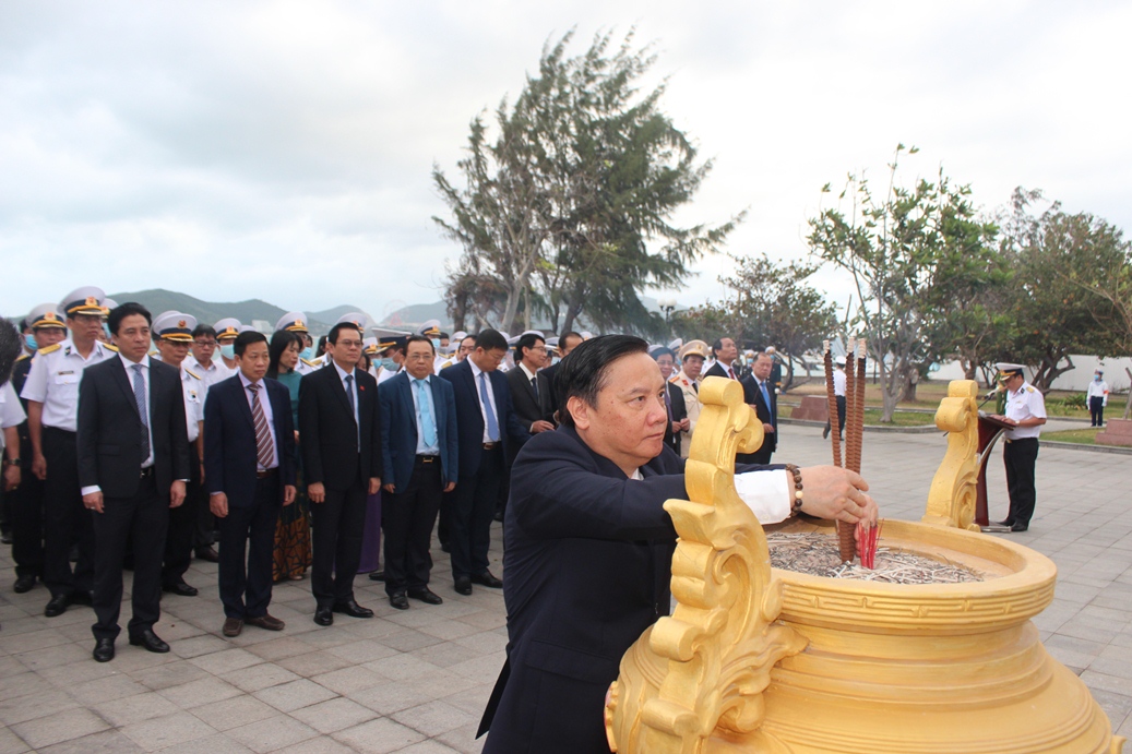 Ông Nguyễn Khắc Định dâng hương tại Tượng đài Trần Hưng Đạo.