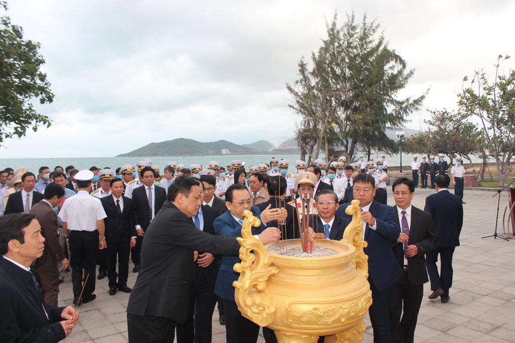 Các đại biểu dâng hương tại Tượng đài Trần Hưng Đạo.