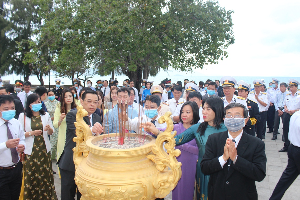 Các đại biểu dâng hương tại Tượng đài Trần Hưng Đạo.