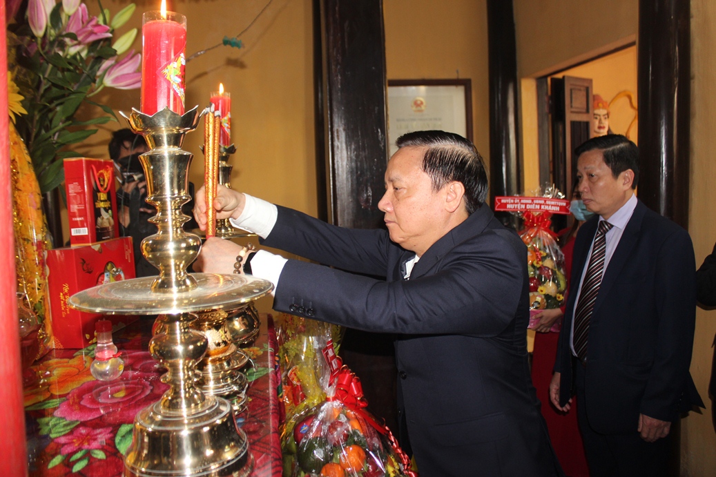 Ông Nguyễn Khắc Định dâng hương tại miếu thờ Trịnh Phong.