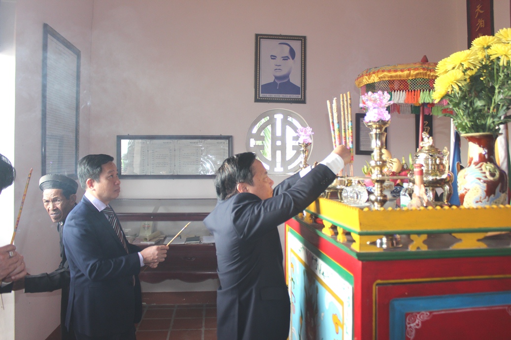 Ông Nguyễn Khắc Định dâng hương tại Đền thờ Trần Quý Cáp.