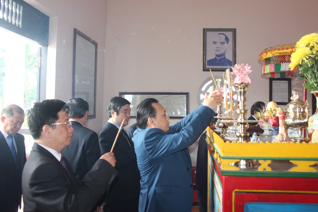 Các đại biểu dâng hương tại Đền thờ Trần Quý Cáp.