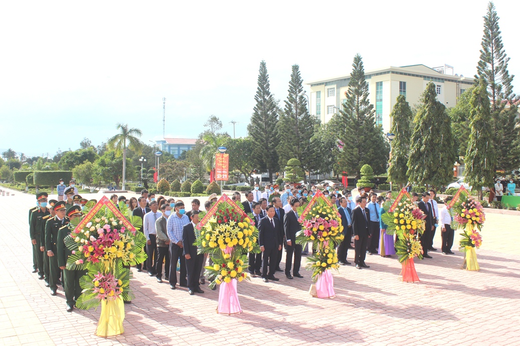  Đoàn đại biểu Ban Chấp hành Đảng bộ tỉnh do ông Nguyễn Khắc Đình dẫn đầu dâng hưởng, hoa tại Tượng đài Bác Hồ.
