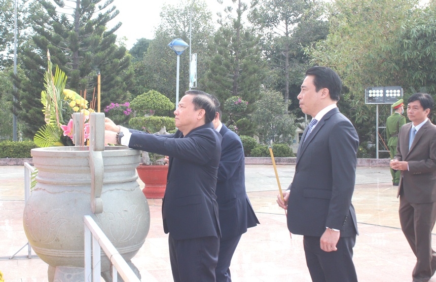 Ông Nguyễn Khắc Định cùng các đại biểu dâng hương tại Tượng đài Bác Hồ.