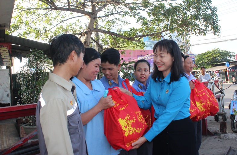 Liên đoàn Lao động tỉnh: Thăm, chúc Tết 11 đơn vị trực Tết