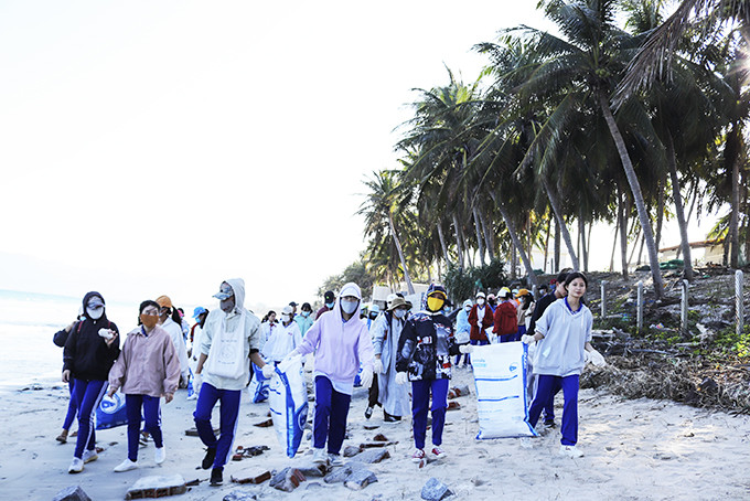  Các tình nguyện viên tham gia sự kiện “Ngày môi trường xanh” tại biển Ninh Hải.