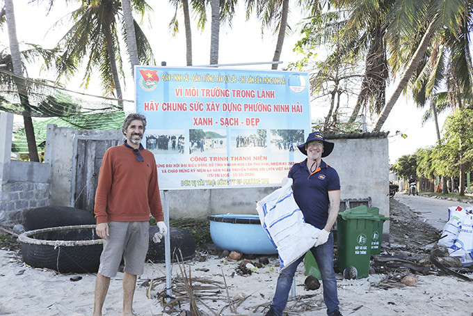 Ông Joshua Nathan Goldman nhặt rác ở biển Ninh Hải.