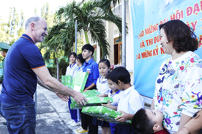 Ông Joshua Nathan Goldman cùng lãnh đạo phường Ninh Hải  trao học bổng cho học sinh nghèo.