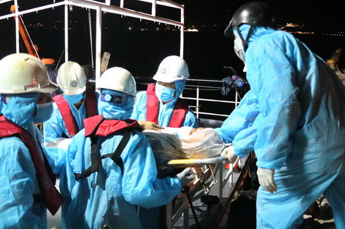 Lực lượng cứu nạn đưa thuyền viên bị bệnh nặng lên bờ