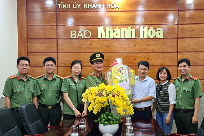 Lãnh đạo Công an tỉnh tặng quà Tết cho tập thể Báo Khánh Hòa.