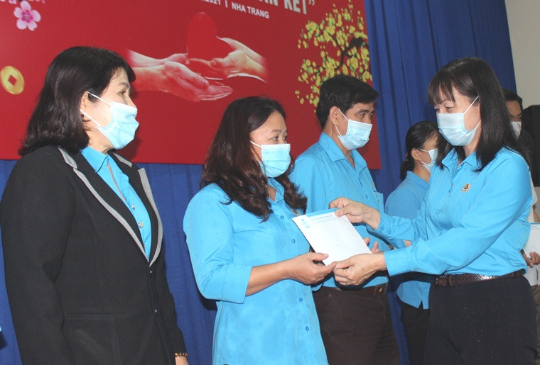  Đại diện Liên đoàn Lao động tỉnh trao quà Tết cho người lao động.
