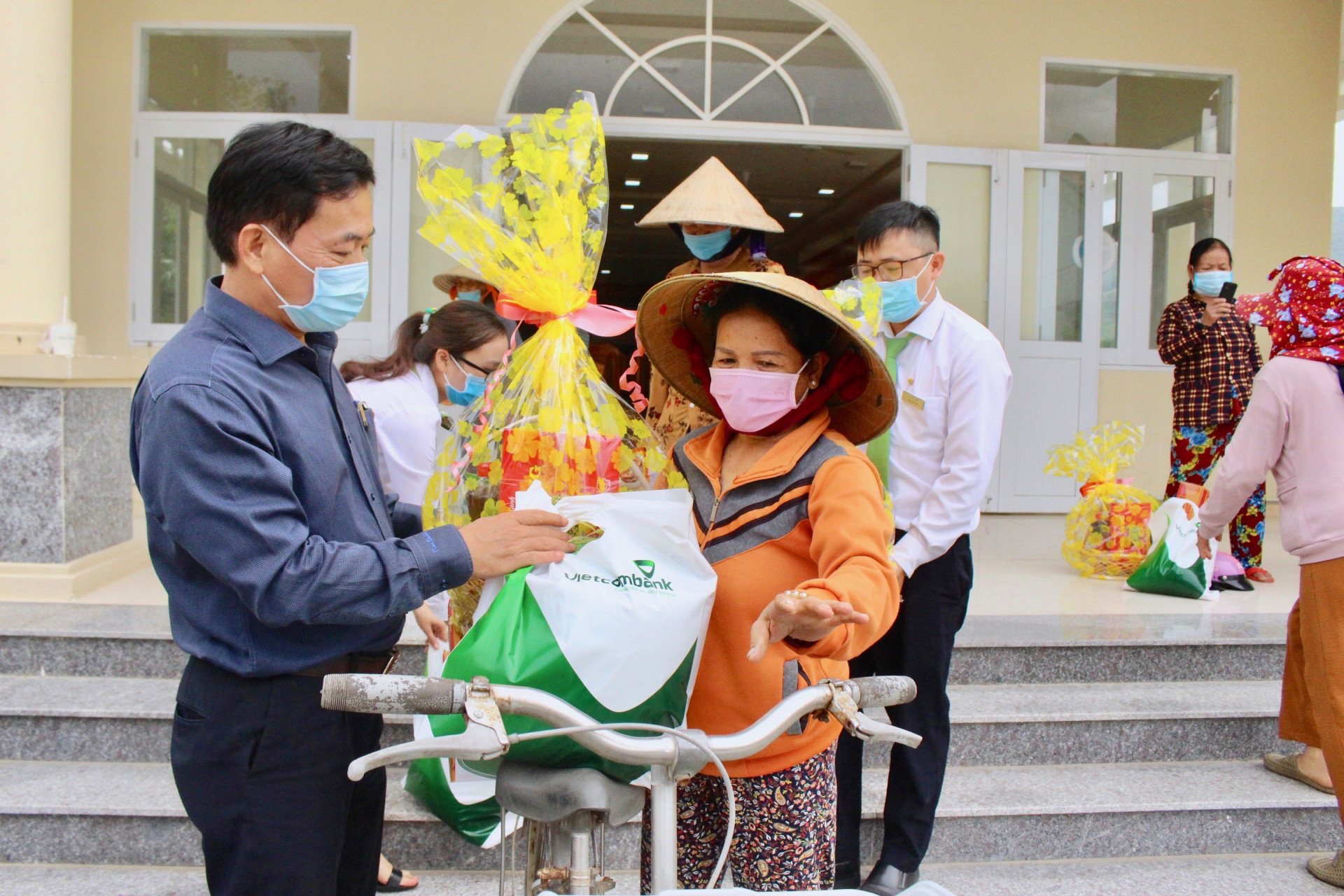 Là đơn vị đồng hành cùng Báo Khánh Hòa nhiều năm qua, Vietcombank Chi nhánh Nha Trang luôn mong muốn mang đến những món quà Xuân ấm áp cho các hộ nhân dịp Tết đến Xuân về.