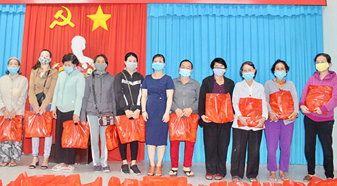 Đại diện Hội Liên hiệp Phụ nữ thành phố Nha Trang trao quà Tết cho các hội viên phụ nữ có hoàn cảnh khó khăn.