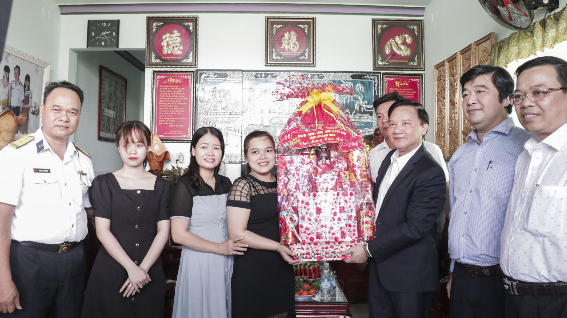 Ông Nguyễn Khắc Định trao quà tặng gia đình Trung Sĩ Nguyễn Văn Phước.