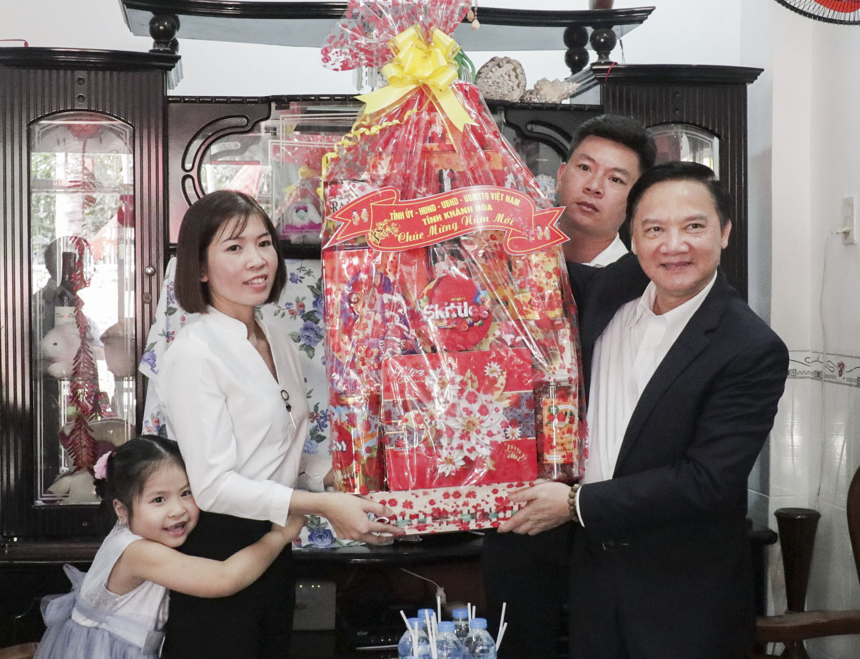 Ông Nguyễn Khắc Định trao quà tặng gia đình Thượng úy Phạm Hồng Thái.