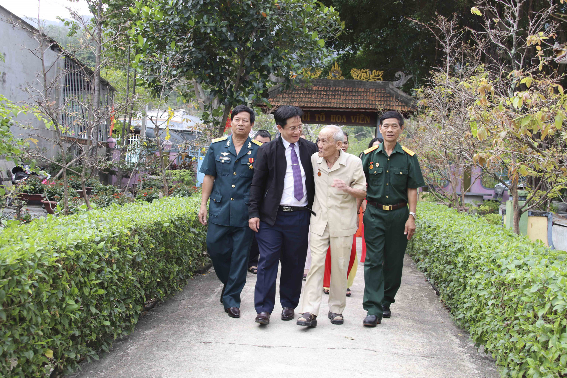 Đồng Hồ Văn Mừng cùng ông Bùi Xuân Phước tại khuôn viên khu tưởng niệm.