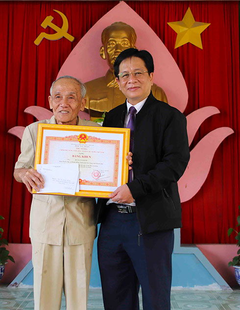 Ông Hồ Văn Mừng trao bằng khen của Thủ tướng Chính phủ cho ông Bùi Xuân Phước.