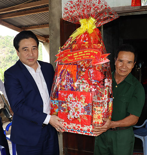 Ông Nguyễn Khắc Toàn tặng quà cho gia đình chiến sĩ Nguyễn Lê Quang Được.