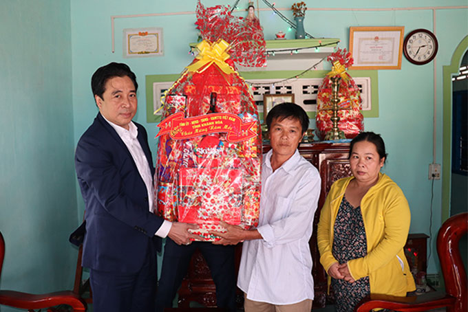 Ông Nguyễn Khắc Toàn tặng quà cho gia đình chiến sĩ Nguyễn Đăng Duy.