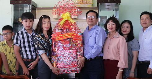 Ông Trần Mạnh Dũng thăm, chúc Tết gia đình cán bộ, chiến sĩ công tác tại Trường Sa