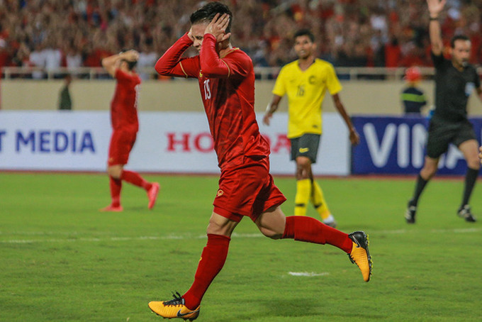 Cầu thủ Quang Hải ôm đầu tiếc nuối pha bỏ lỡ cơ hội ghi bàn trong trận đấu giữa đội tuyển Việt Nam và Malaysia ở lượt đi tại bảng G vòng loại World Cup 2022 khu vực châu Á
