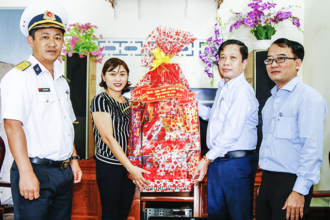 Lãnh đạo tỉnh thăm, chúc Tết gia đình cán bộ, chiến sĩ Trường Sa