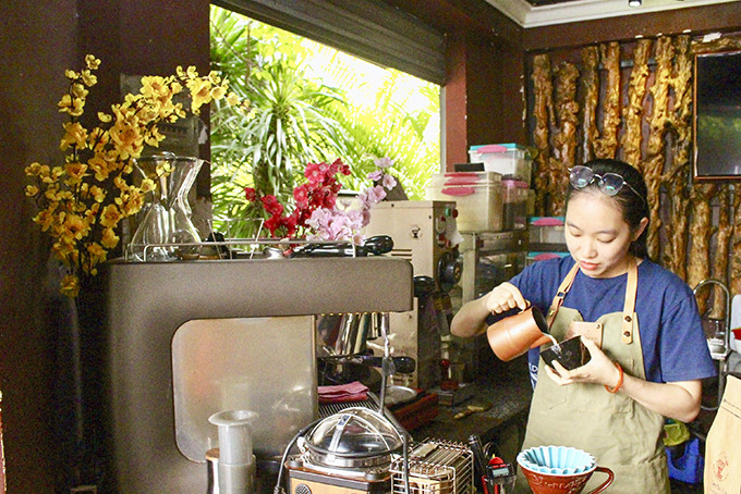 Bạn Nguyễn Thị Ngọc Hạ chọn ăn Tết xa quê để có thêm trải nghiệm nghề barista.