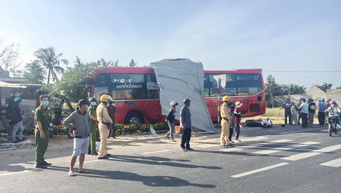 Tránh xe tải, ô tô khách tông sập quán phở