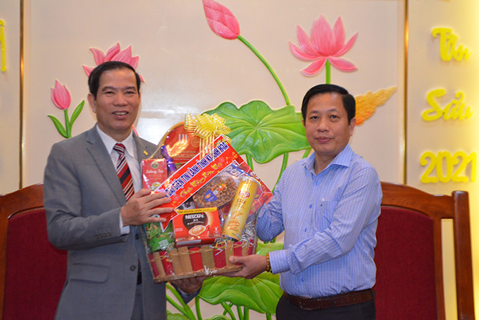 Ông Hà Quốc Trị - Phó Bí thư Tỉnh ủy tiếp nhận quà từ Mục sư Phạm Sính Ủy viên Ban trị sự Tổng Liên hội Hội thánh Tin Lành Việt Nam miền Nam.