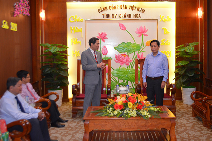 Mục sư Phạm Sính Ủy viên Ban trị sự Tổng Liên hội Hội thánh Tin Lành Việt Nam miền Nam gởi lời chúc mừng Tết Tân Sửu 2021 đến lãnh đạo tỉnh.