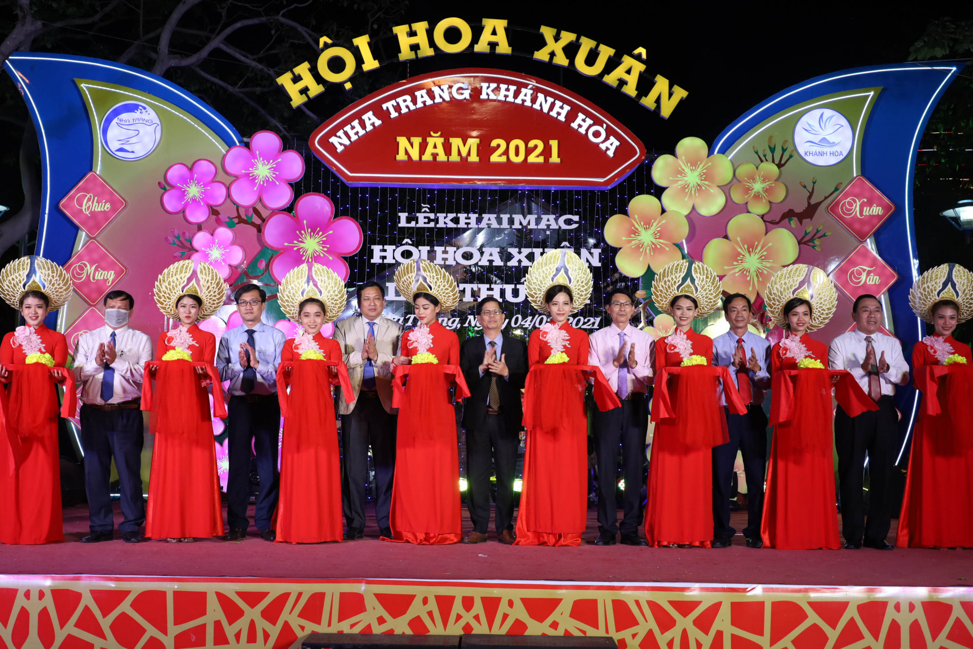 Representatives cutting ribbon to open Nha Trang-Khanh Hoa Spring Flower Festival 2021