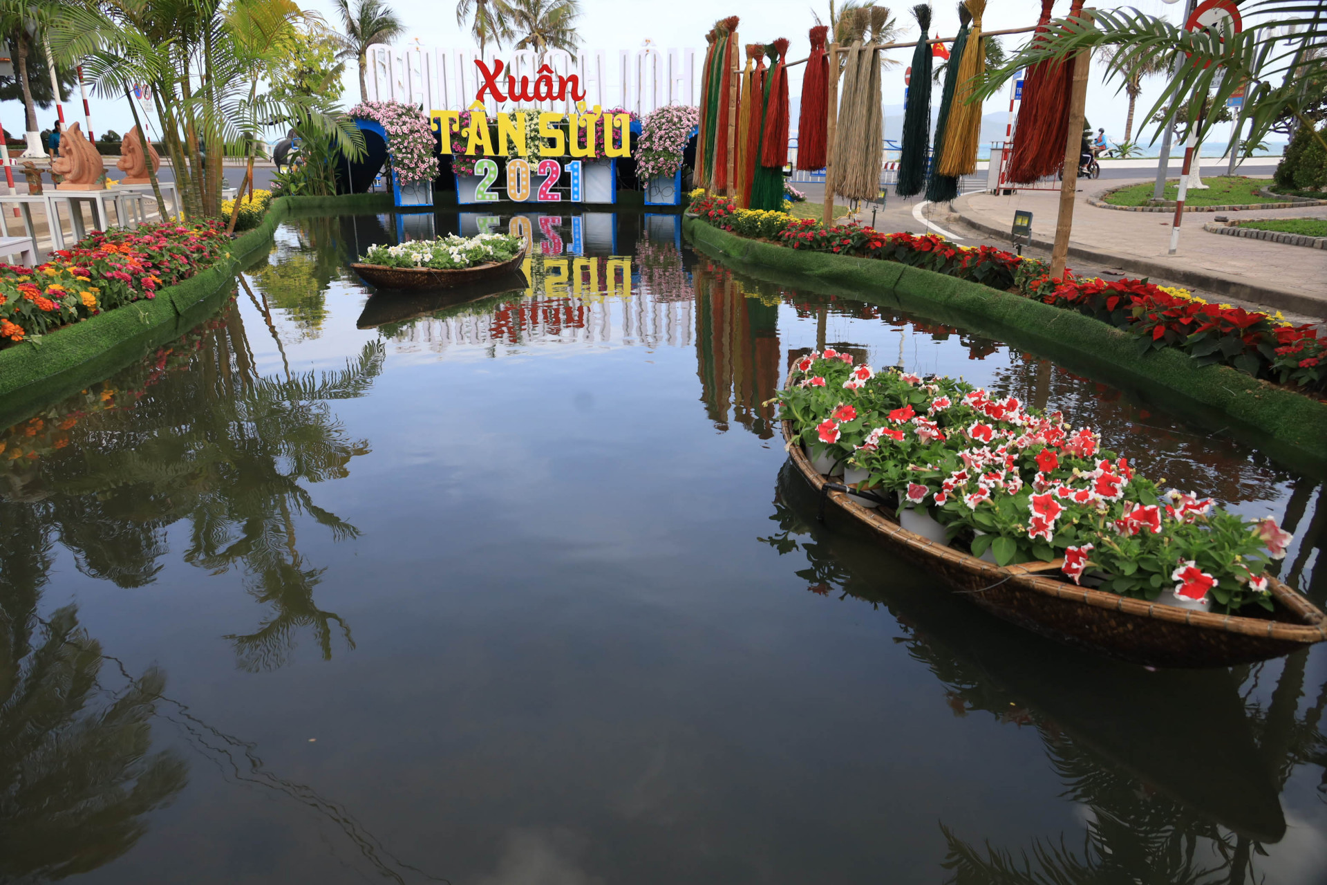 Themed decoration portraying Cai River