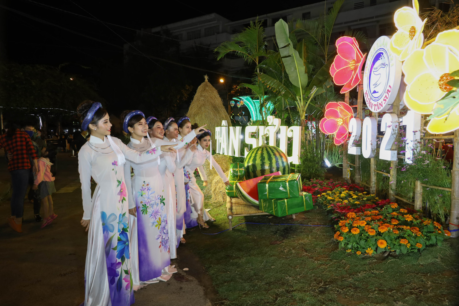 Visitors posing for photos with decorations at Nha Trang-Khanh Hoa Spring Flower Festival 2021
