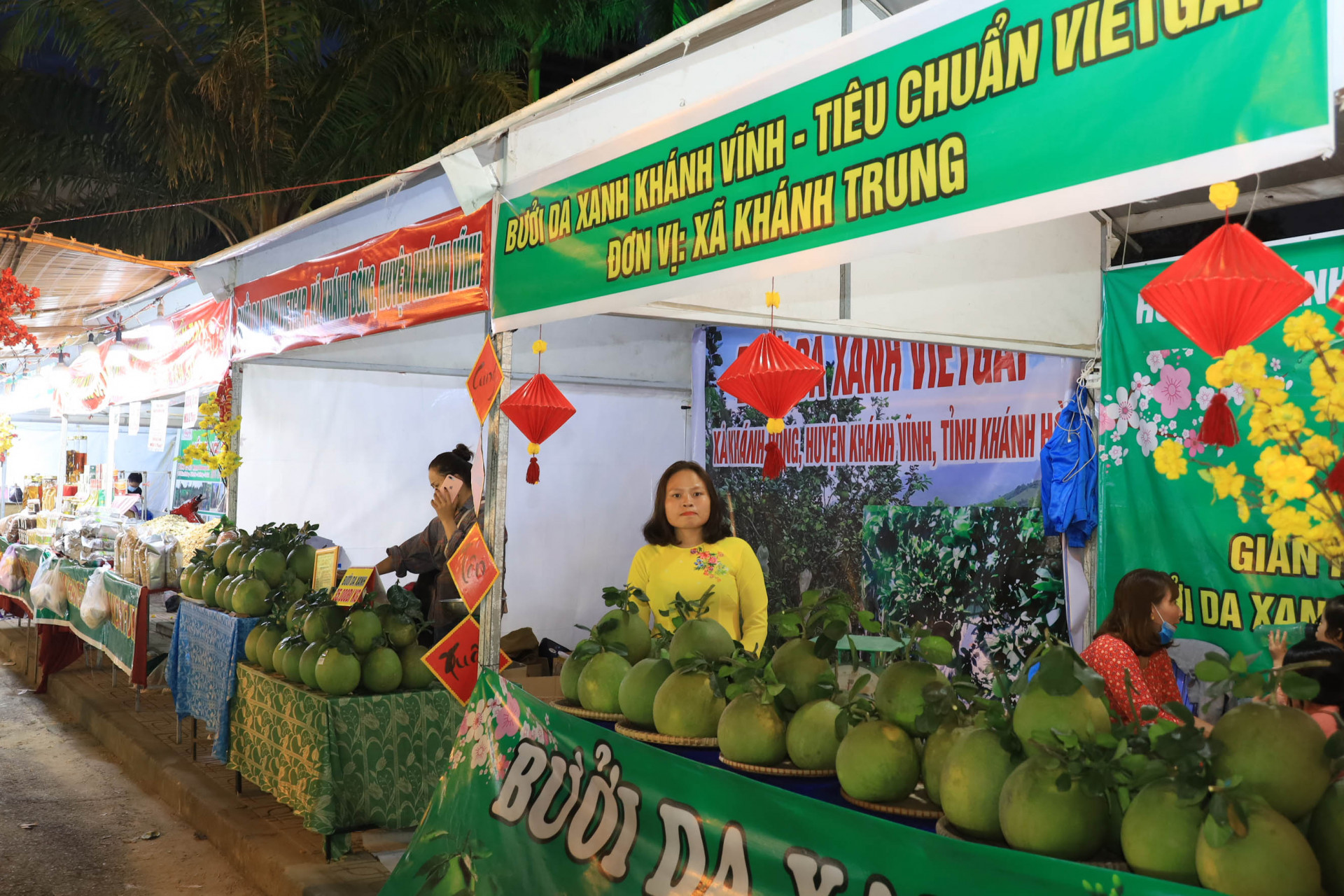 Stalls selling agricultural products and handicrafts