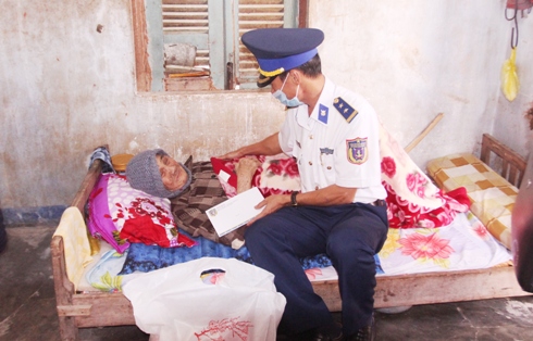 Hải đoàn Cảnh sát biển 32 tặng quà Tết cho gia đình chính sách, hộ ngư dân nghèo