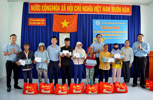 Đại diện Sanest Khánh Hòa trao tặng quà cho các hộ nghèo, khó khăn  tại xã Cam Thịnh Tây.